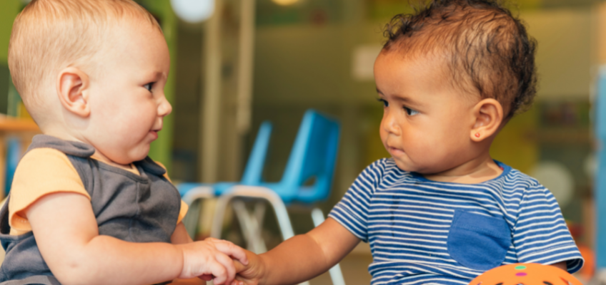 Escuela infantil, dos bebés jugando